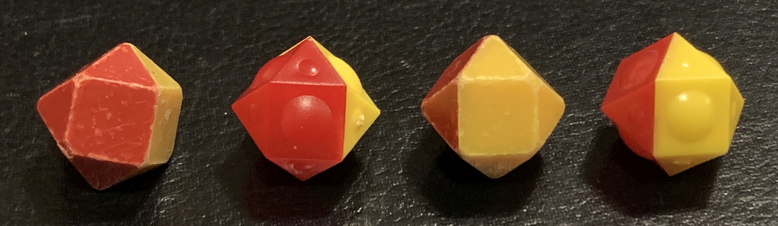 FOTO-Spielmaterial-Bälle-rot-gelb-1945-54
